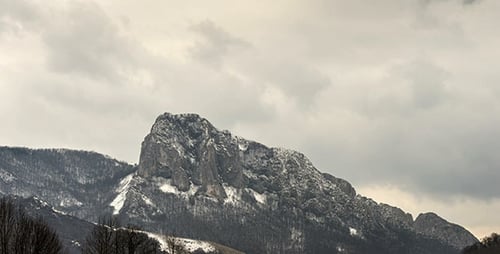Berggipfel mit Gewitterwolken