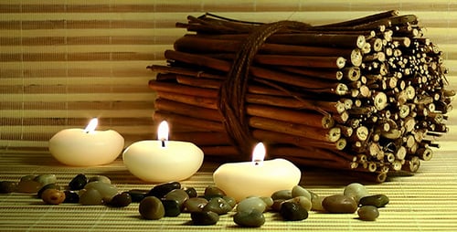 Bougies Pierres et morceaux de bois parfumés