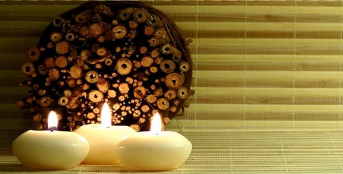 Bougies et morceaux de bois parfumés