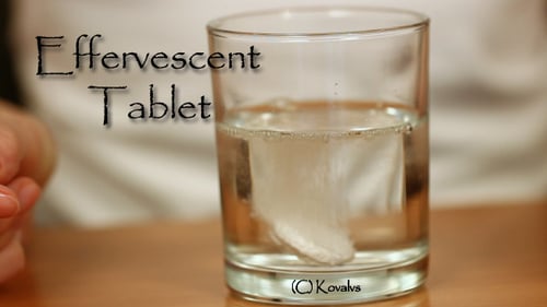 Mujer disolviendo mesa efervescente