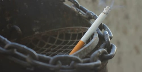 Cigarette fumante à Astray