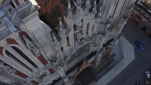 Oben Luftaufnahme der römisch-katholischen St.-Nikolaus-Kirche, auch ein nationales Orgel- und Kammerhaus