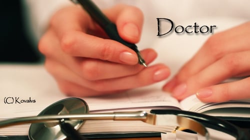 Doktor schreibt die Notiz