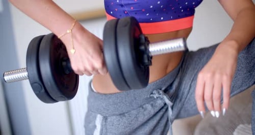 Mujer haciendo ejercicio con pesas 2