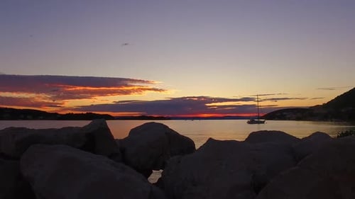 Segelboot in Küstennähe