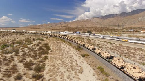 Les chars de l'armée américaine transportés par chemin de fer à travers le pays vers les bases