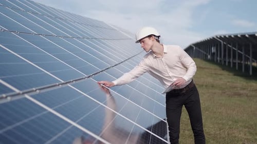 Ein Mann überprüft das Solarpanel in der Anlage