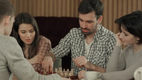 Freunde verbringen Zeit mit Schachspielen