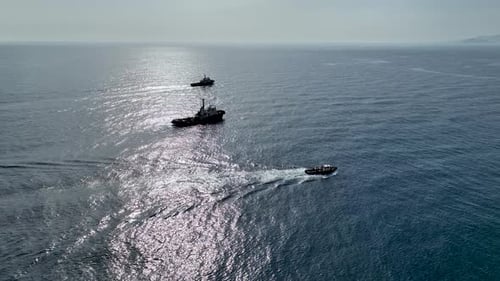 Schlepper helfen dem Gastanker, zur See zu fahren Luftaufnahme 4 K Türkei Alanya