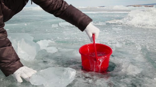Eisloch im Baikalsee