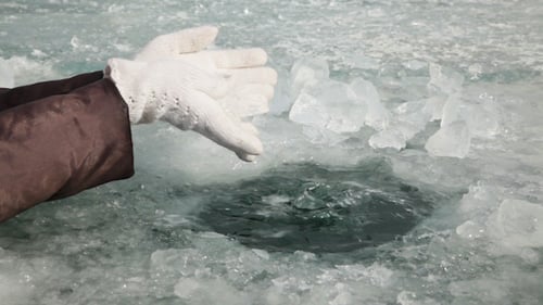 Die Menschen am Loch im Eis 2