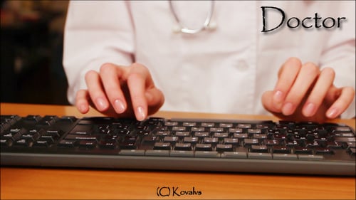 Arzt arbeitet am Computer
