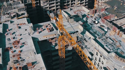 Volando por encima del edificio sin terminar