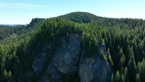 Vista aérea de un mirador montañoso lleno de árboles al final de una agotadora caminata; Oyster Dome en la Casca