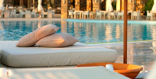Liegestühle und Schwimmen im Pool