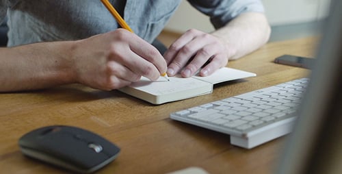 Designen am Holzschreibtisch mit Bleistift und
