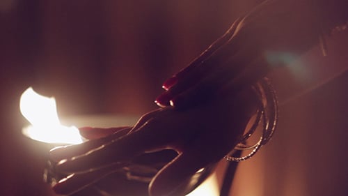 Mystische Frauenhände und Feuer