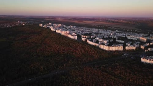 Luftdrohnenvideo des wunderschönen Stadtbildes bei Sonnenuntergang in der Herbstsaison