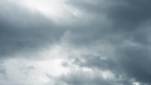 Lapso de tempo de mover nuvens pretas e cinzentas em um dia escuro e tempestuoso.