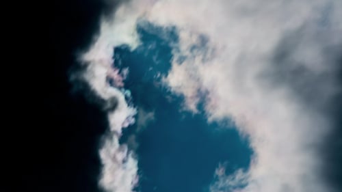 Die Bewegung der dunklen Regenwolken