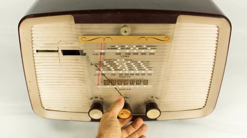 Ein Vintage-Funktransistor, bei dem sich das Zifferblatt durch die verschiedenen Sender und Frequenzen bewegt 1