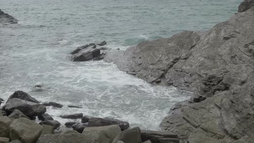Littoral magnifique et Théâtral à Gunwalloe Beach sur la côte des Cornouailles, Angleterre 4