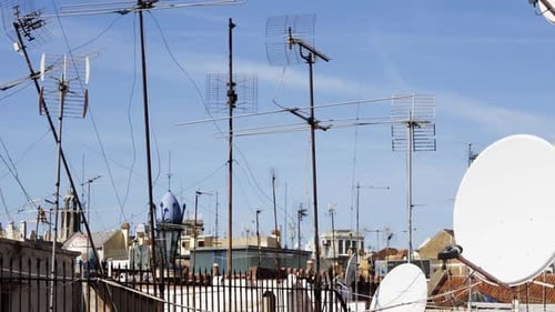 Abstraktes Muster von Fernsehantennen und Satelliten auf Dächern 1