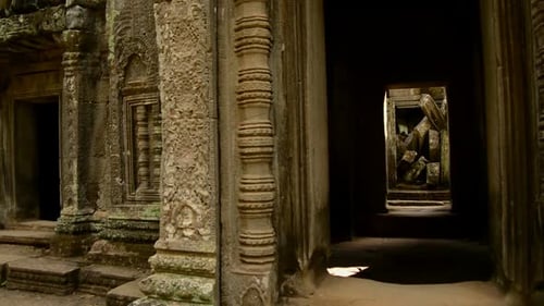 Torbogen und Innenhof des Tempels verlassen - Angkor Wat, Kambodscha