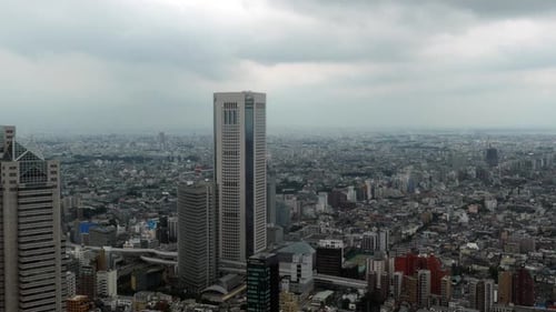 Horizonte de Tokio con nubes de lluvia - Día