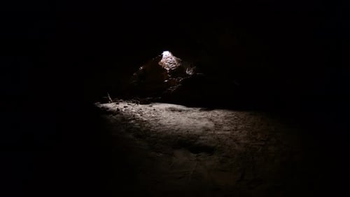 Lichtstrahlen scheinen in der Lavaröhrenhöhle