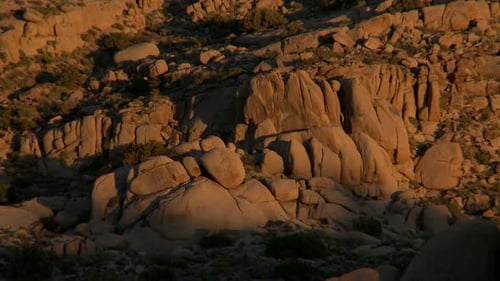 Las sombras del atardecer de las rocas del desierto se arrastran por las rocas