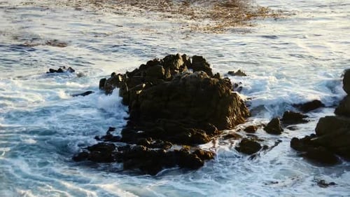 Meereswellen krachen auf Felsen - Big Sur 1