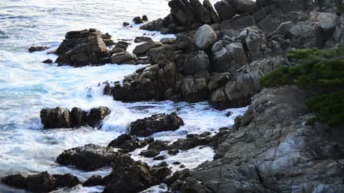 Vagues océaniques s'écrasant sur les rochers - Big Sur 3