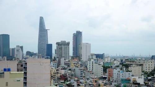 Nuages de pluie et ombres passant au-dessus de Ho Chi Minh Ville (Saigon) 1