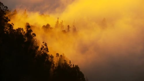 Nubes al atardecer de la montaña