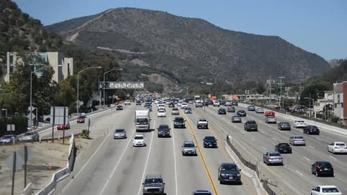 Verkehr auf der stark befahrenen Autobahn in Los Angeles 6