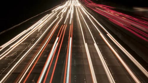 Verkehr auf der belebten Autobahn bei Nacht - 3
