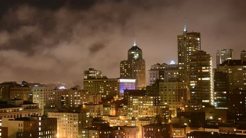 Nachts zieht Nebel über die Skyline von San Francisco 2