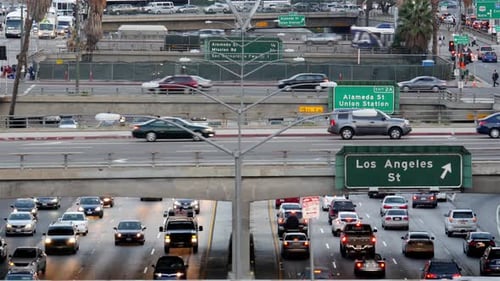 Vista do tráfego na rodovia movimentada no centro de Los Angeles Califórnia 10