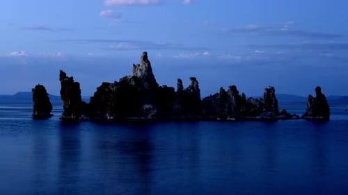 Tuffformation auf dem malerischen Mono Lake California bei Sonnenuntergang - Zeitraffer 1