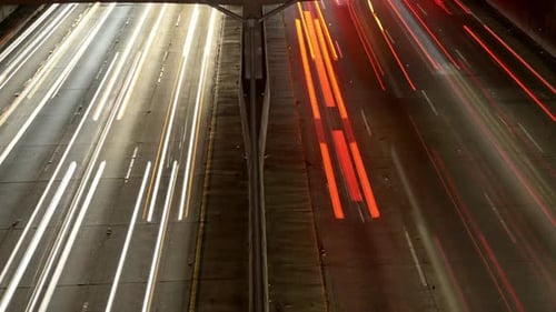 Vue de la circulation sur l'autoroute très fréquentée dans le centre-ville de Los Angeles 1