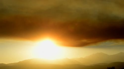Nubes de humo del fuego al atardecer 7