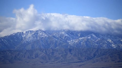 Schneebedeckte Berge mit Wolken 1