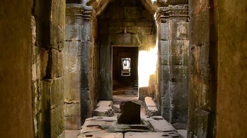 Alejar el pasillo del templo con la luz del sol brillando - Templo de Angkor Wat Camboya