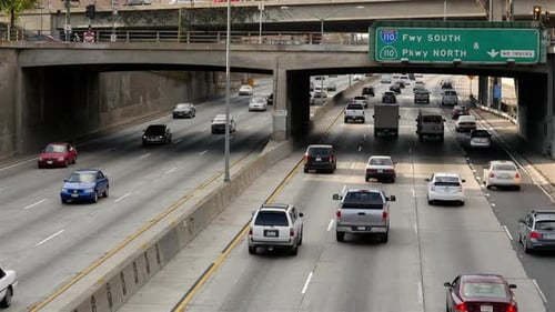 Circulation sur l'autoroute très fréquentée dans le centre-ville de Los Angeles en Californie 57