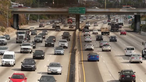 Verkehr auf stark befahrenen Autobahnen in der Innenstadt von Los Angeles, Kalifornien 7