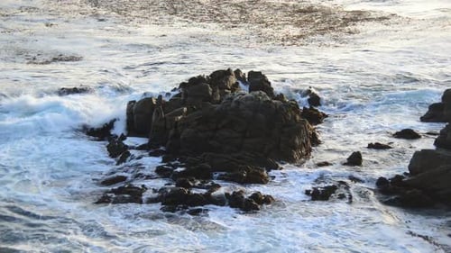 Les vagues de l'océan Pacifique s'écrasent sur les rochers - Big Sur 1