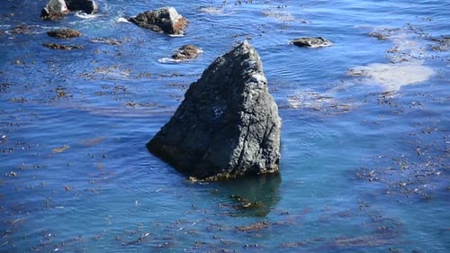 Wellen des Pazifischen Ozeans krachen auf Felsen - Big Sur 7