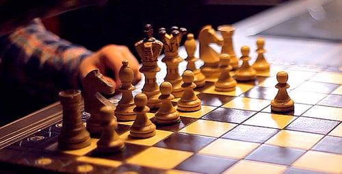 Zwei Männer spielen Schach. Wunderschöne Schachfiguren.