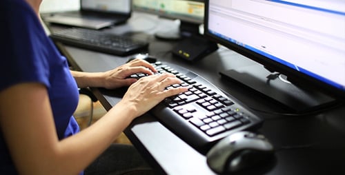 Frau arbeitet an einem Computer 21